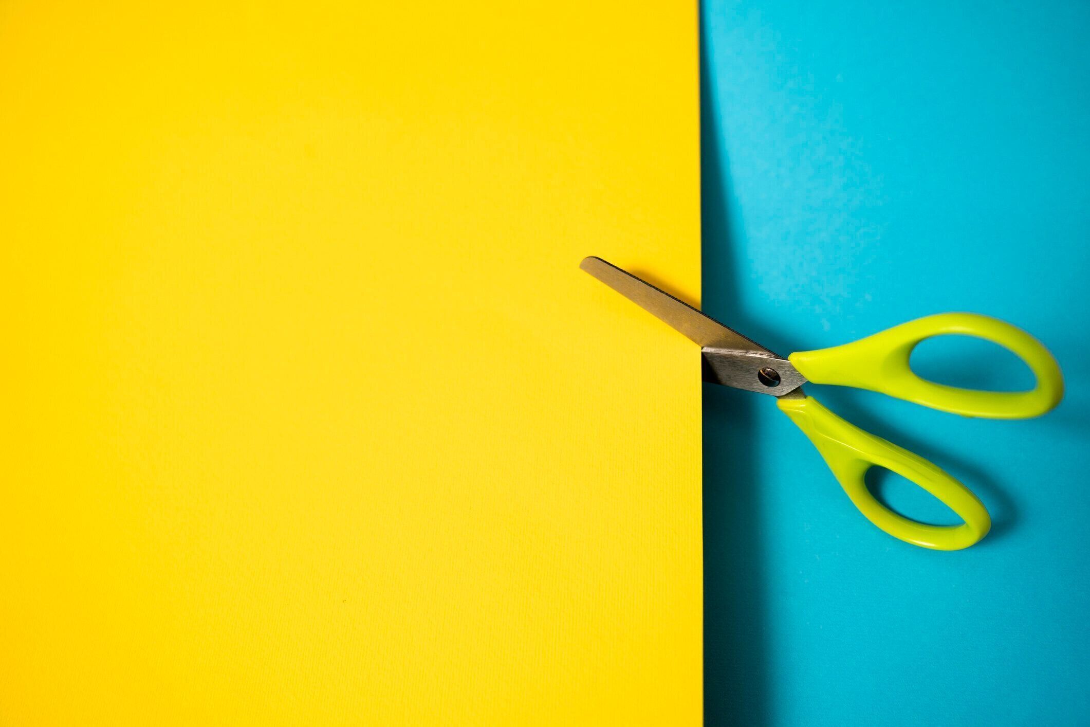 はさみ切り紙を持つ人はいない