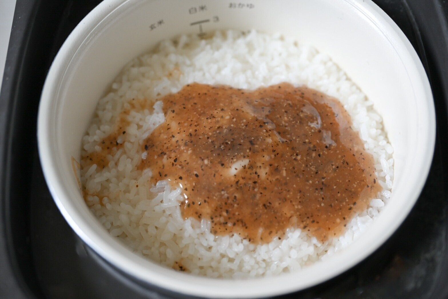 炊飯器のごはんにのせたガーリックライスの素