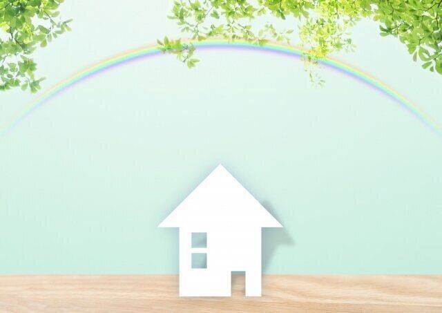 家のイラストに虹がかかっている