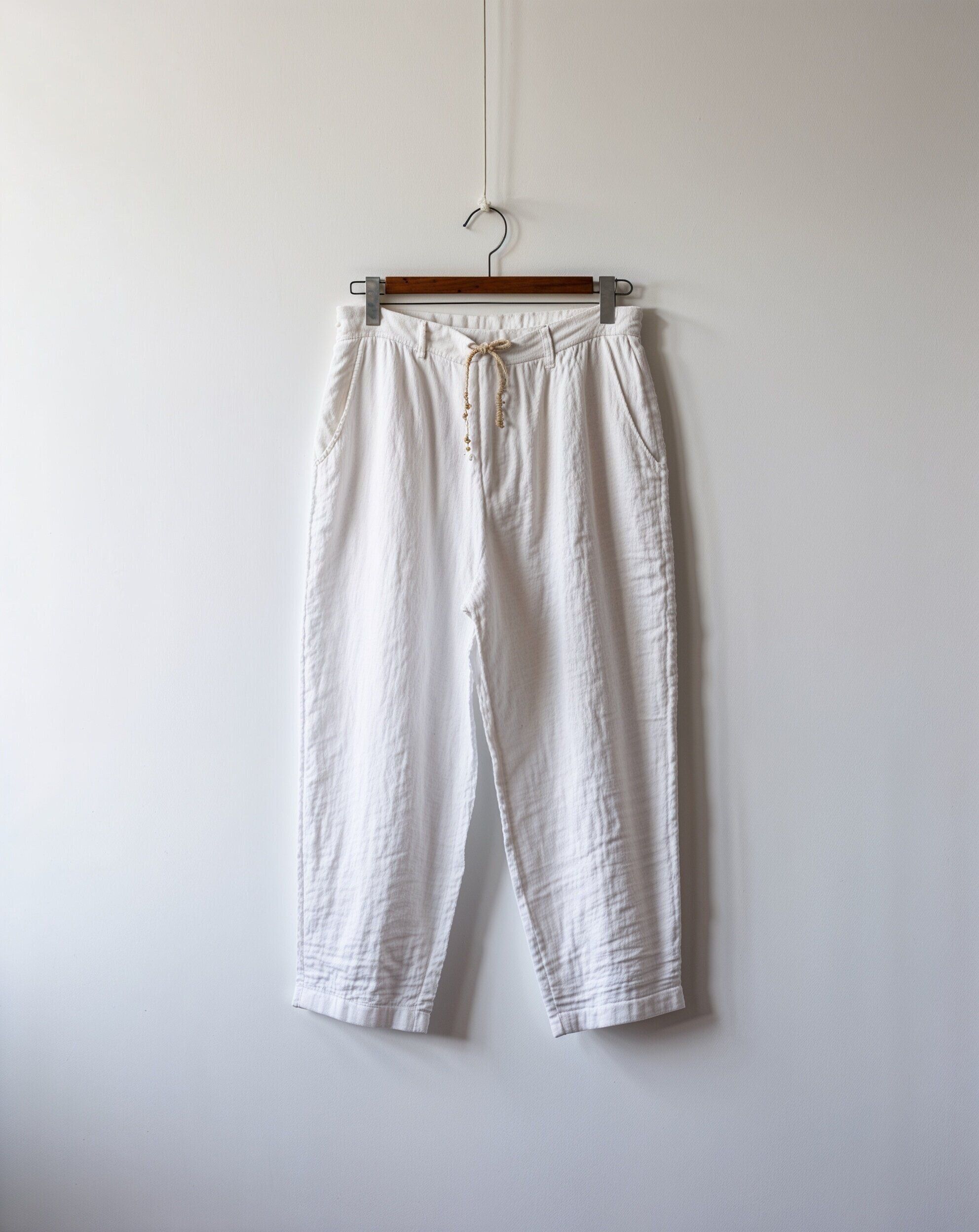 白のリネンパンツ