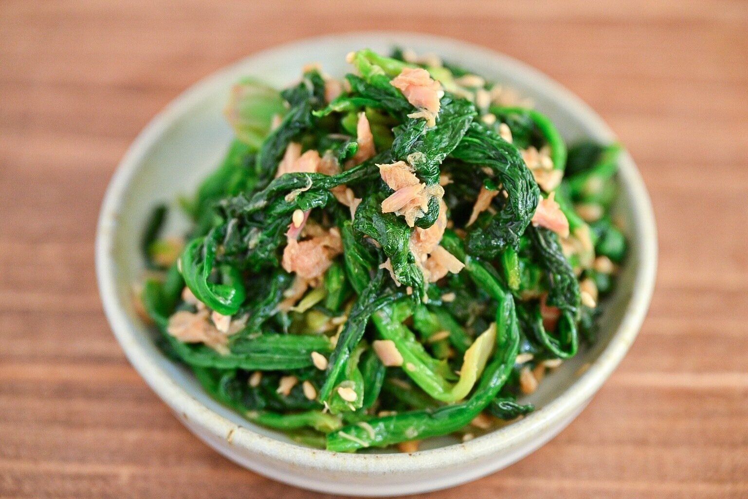 皿に盛られたほうれん草とツナ缶の中華和え