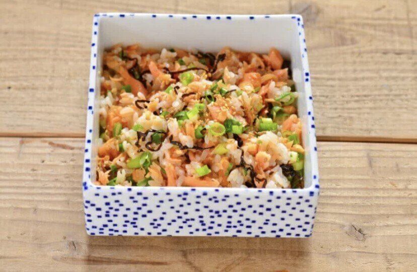 短時間料理。ほぐし鮭と塩昆布の混ぜご飯