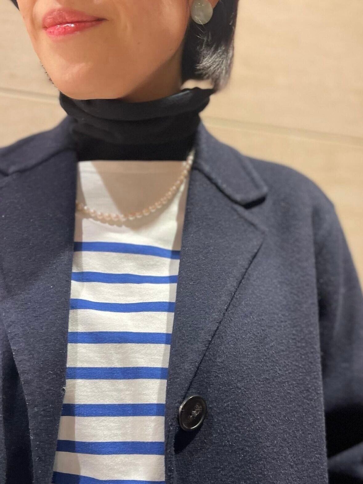ネイビーのコートにボーダートップス