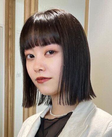 重めの前髪で大人っぽく！トレンドの切りっぱなしボブ