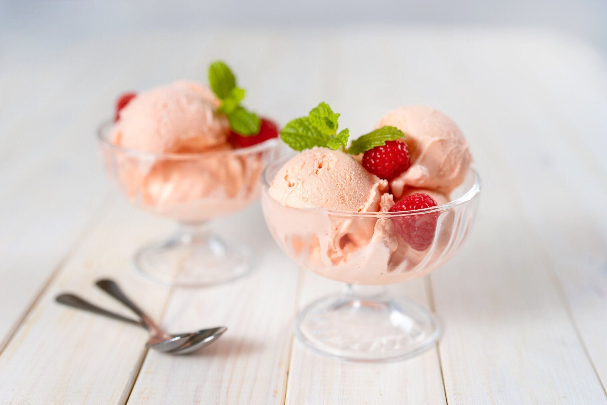 ラズベリー アイス クリーム ボール ガラス デザート皿で提供しています