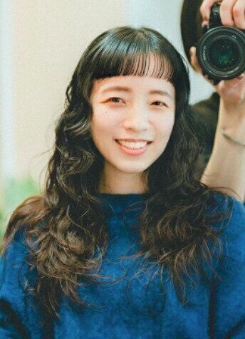 40代に似合うロングヘアスタイル。人気の眉上バングとロングヘアウェーブ