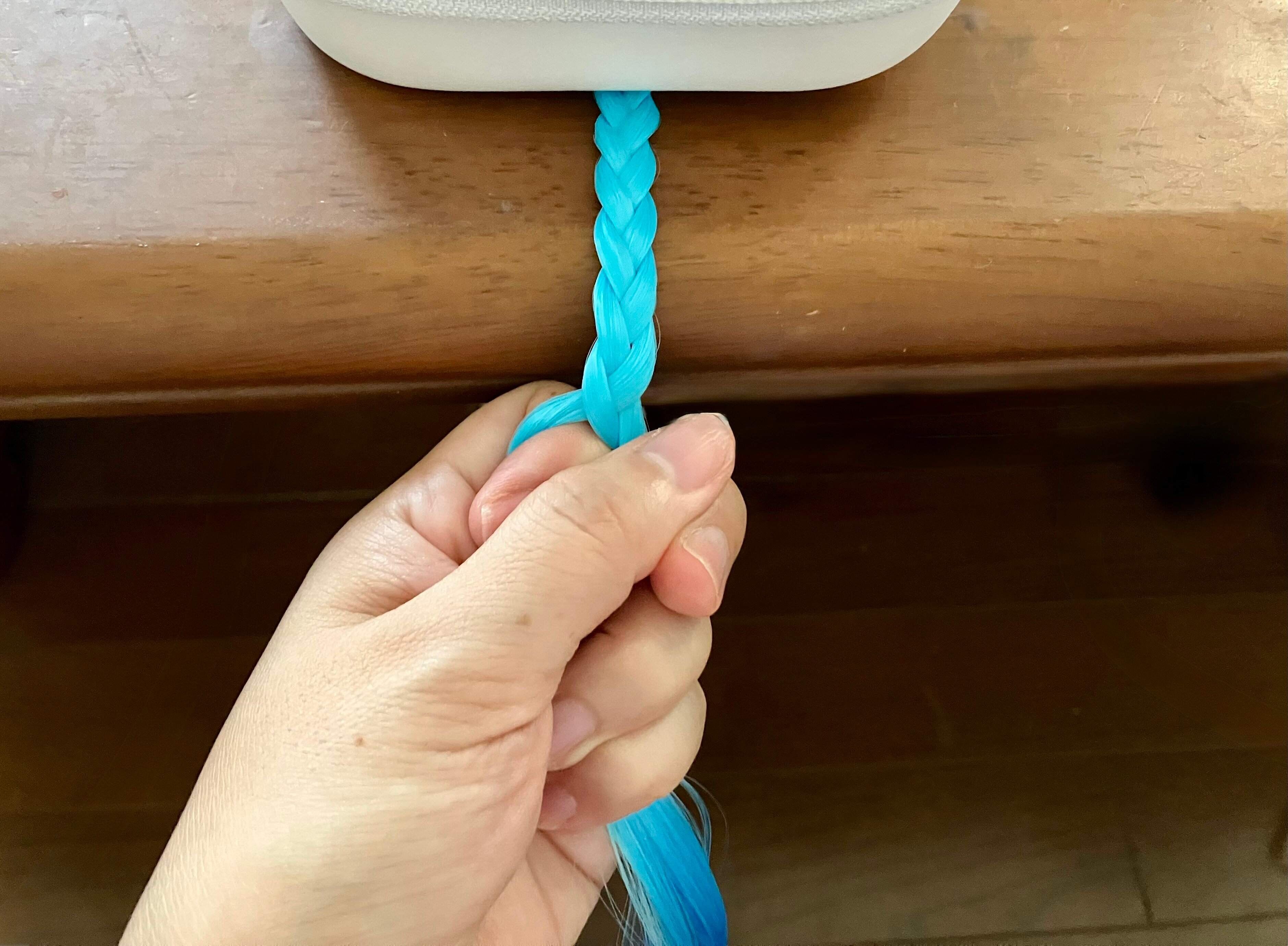 エクステを三つ編みに