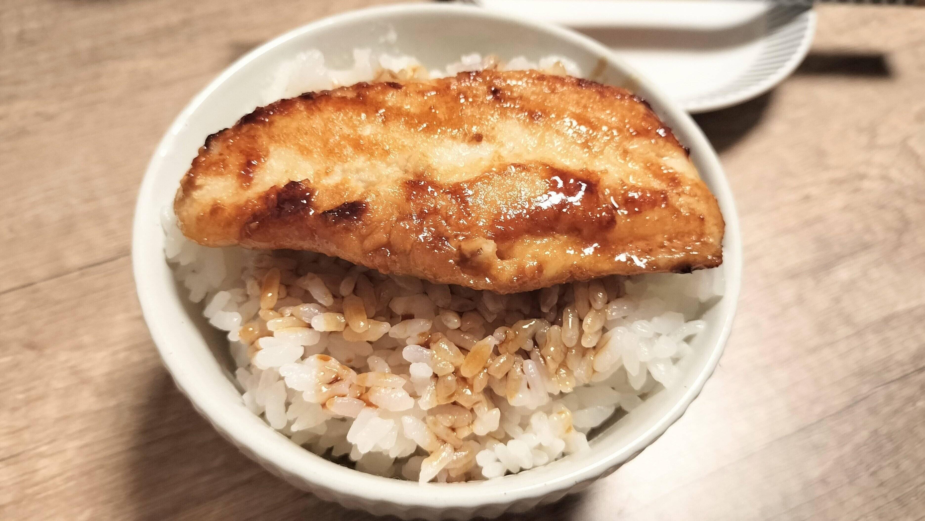 白身魚をうな丼のたれで焼いたもの