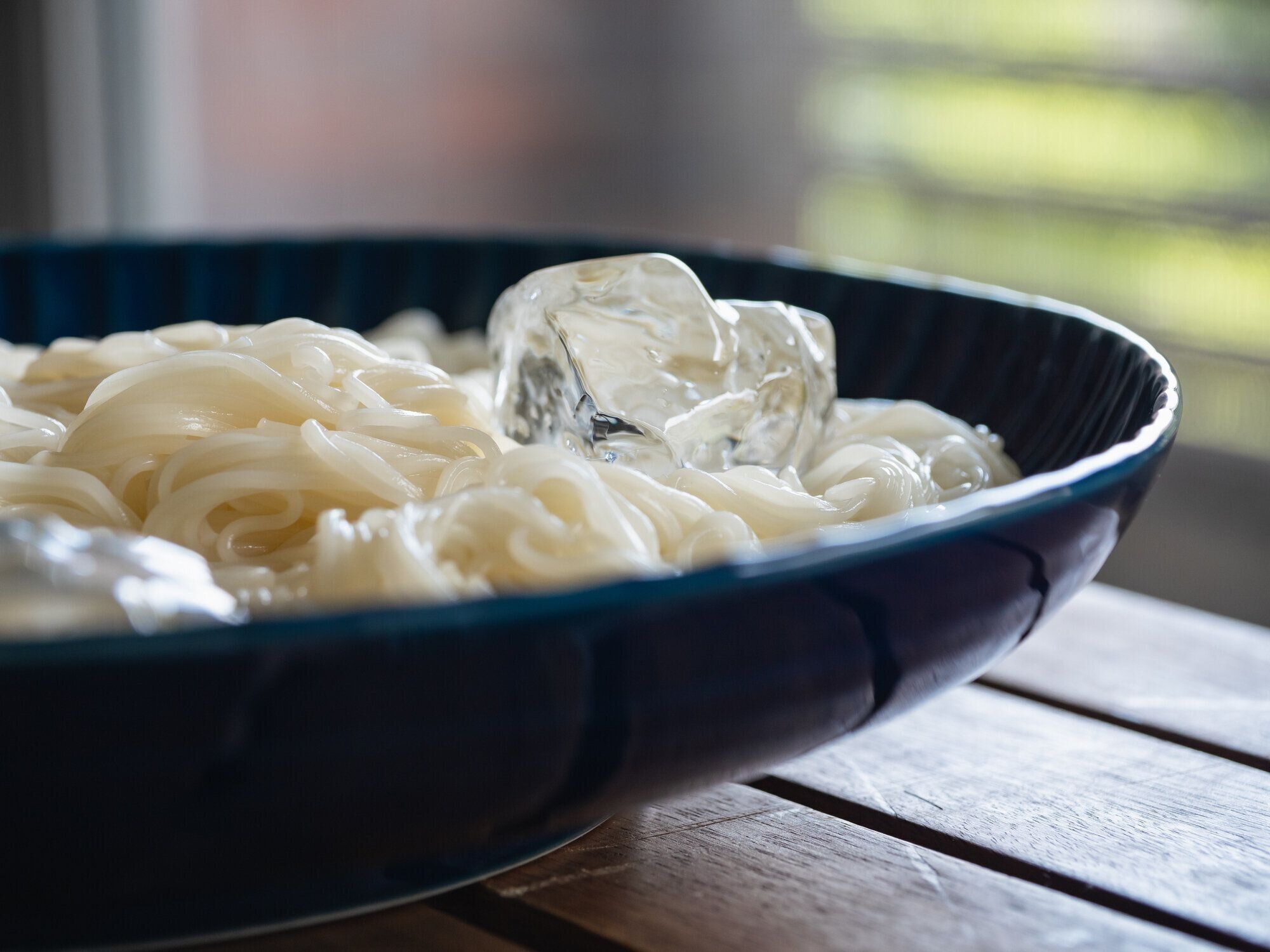 冷たい麺を氷で。