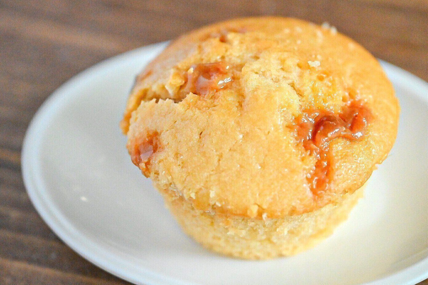 白い皿に盛られたミルクファッジマフィン