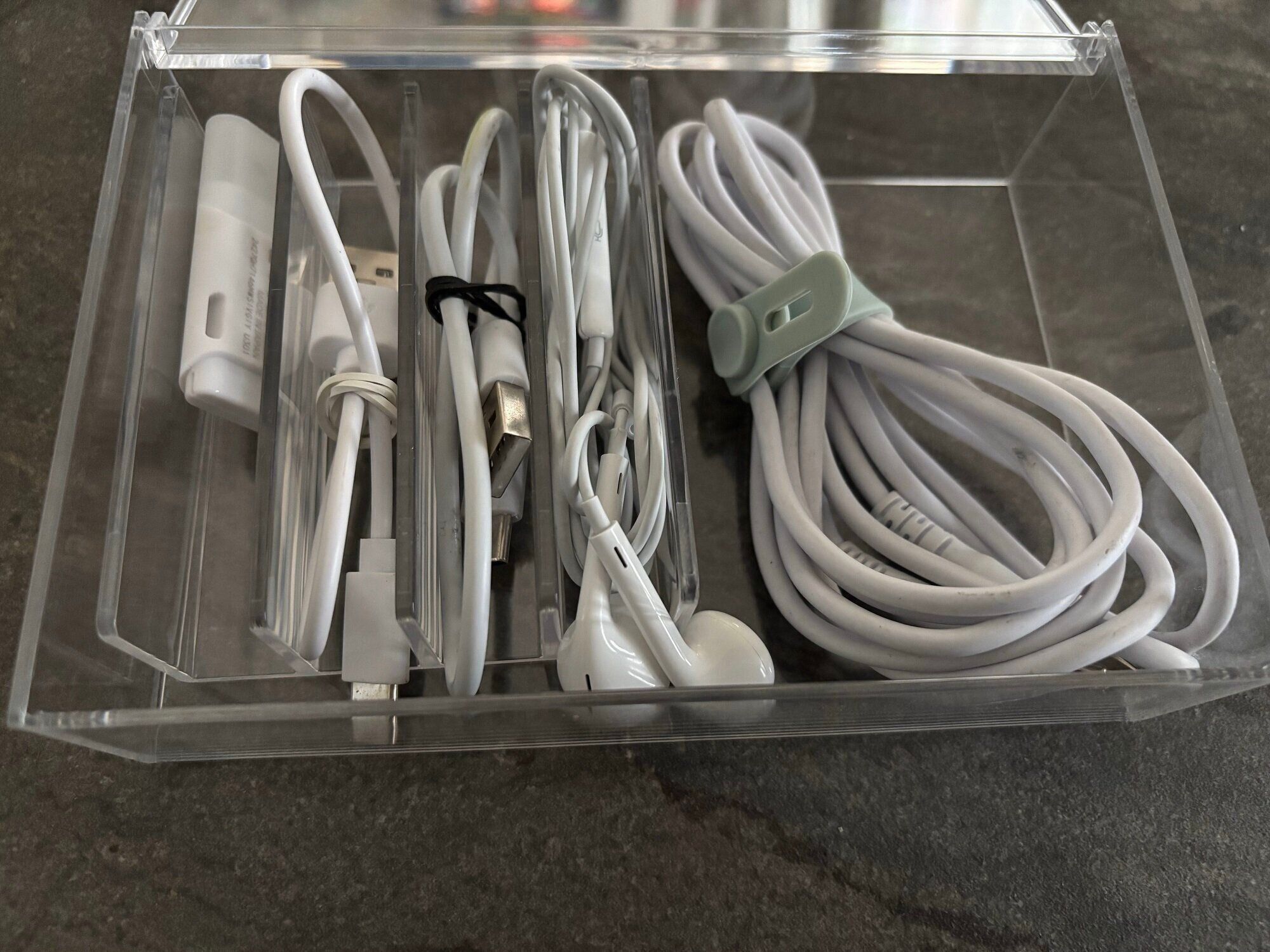 【セリア】ケーブル、タブレットなど置き場所に困るアイテムを一発解決！2種類の「仕切りスタンド」でごちゃつきがちなポイントのスッキリが叶う