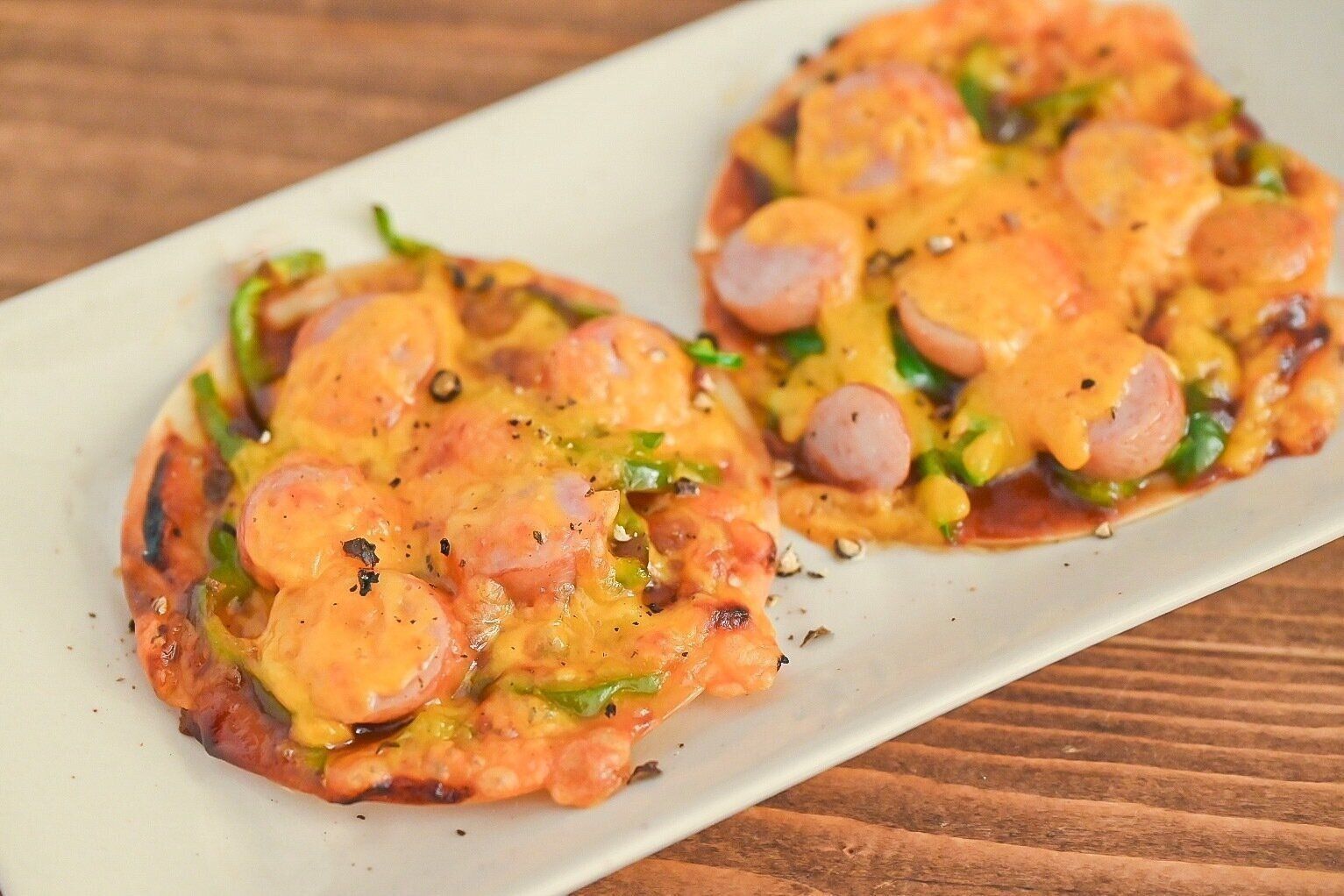 白い皿に盛られた餃子ピザ