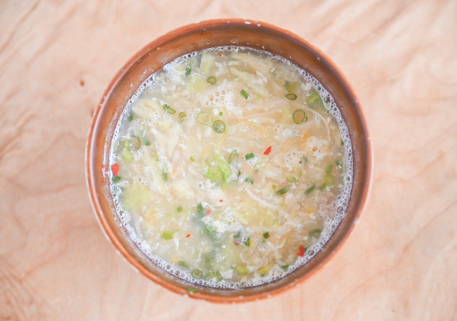 卵を入れた食べるスープ　牛肉と葱のテールスープ