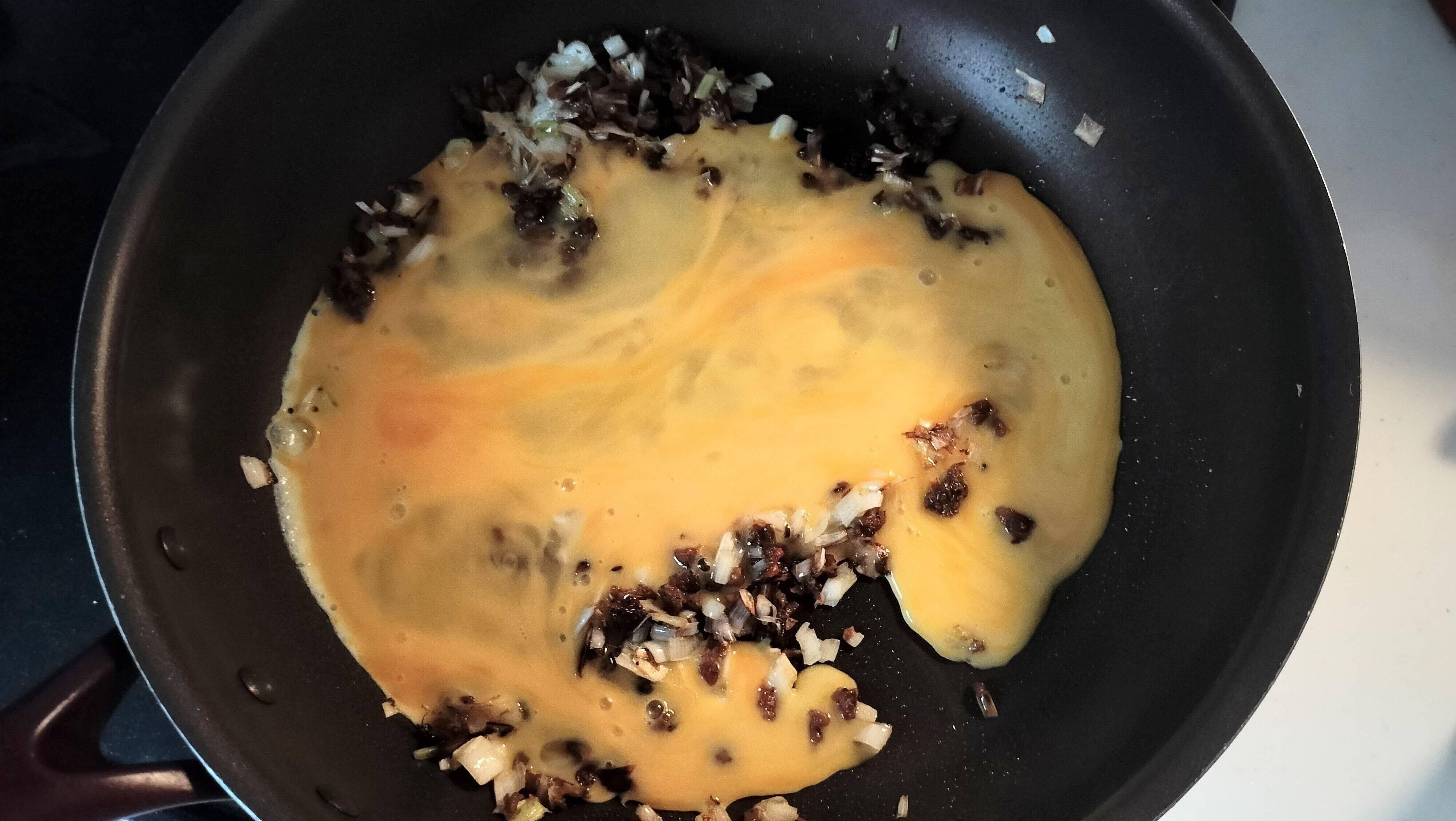 卵と炒飯の素をいれるだけ