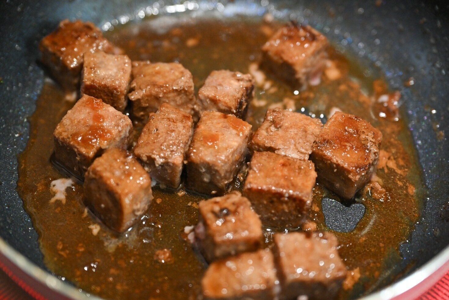 フライパンに入ったサイコロステーキ