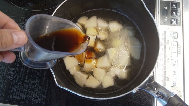 しょうゆを加えてさらに煮る