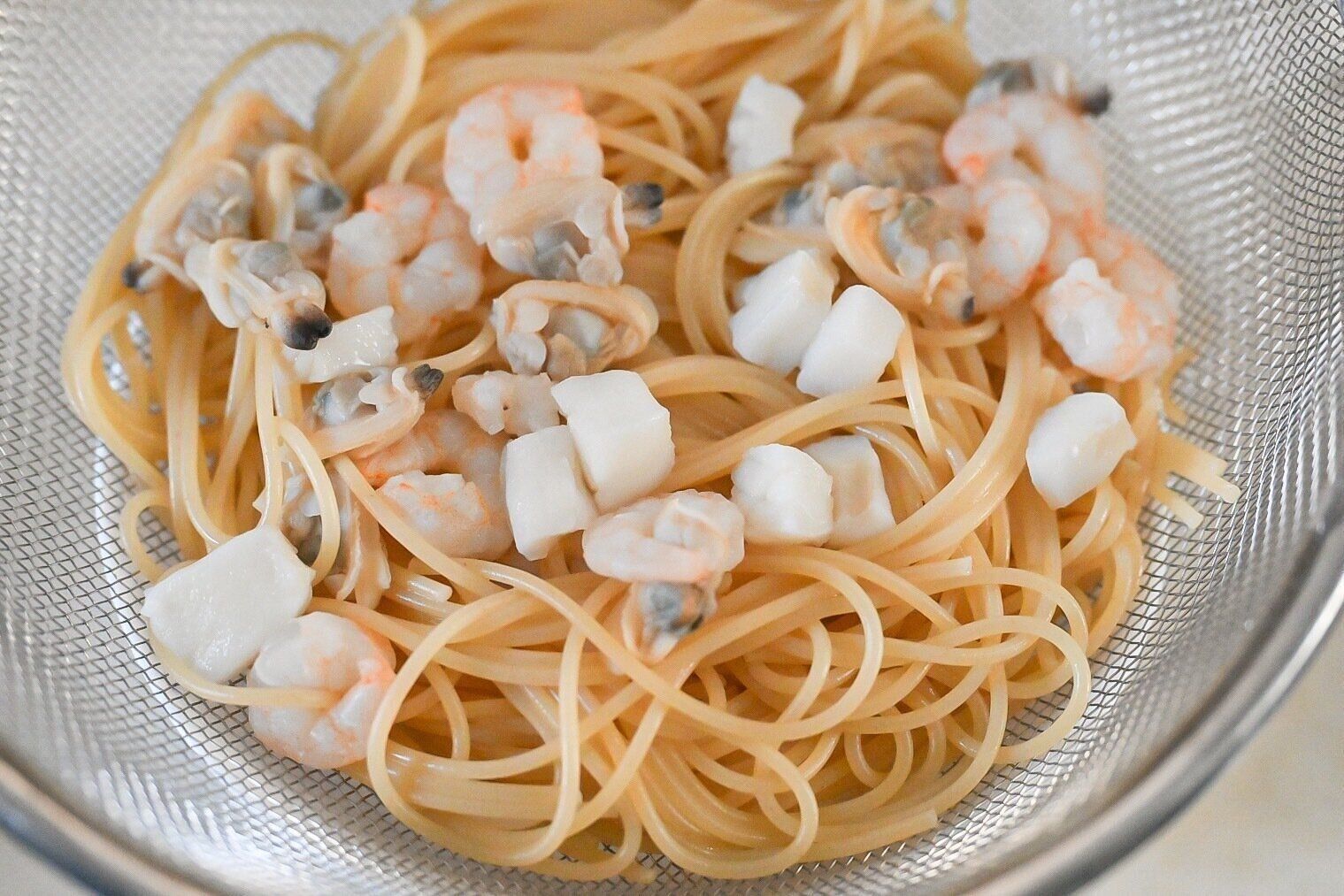 ザルに入ったパスタとシーフードミックス