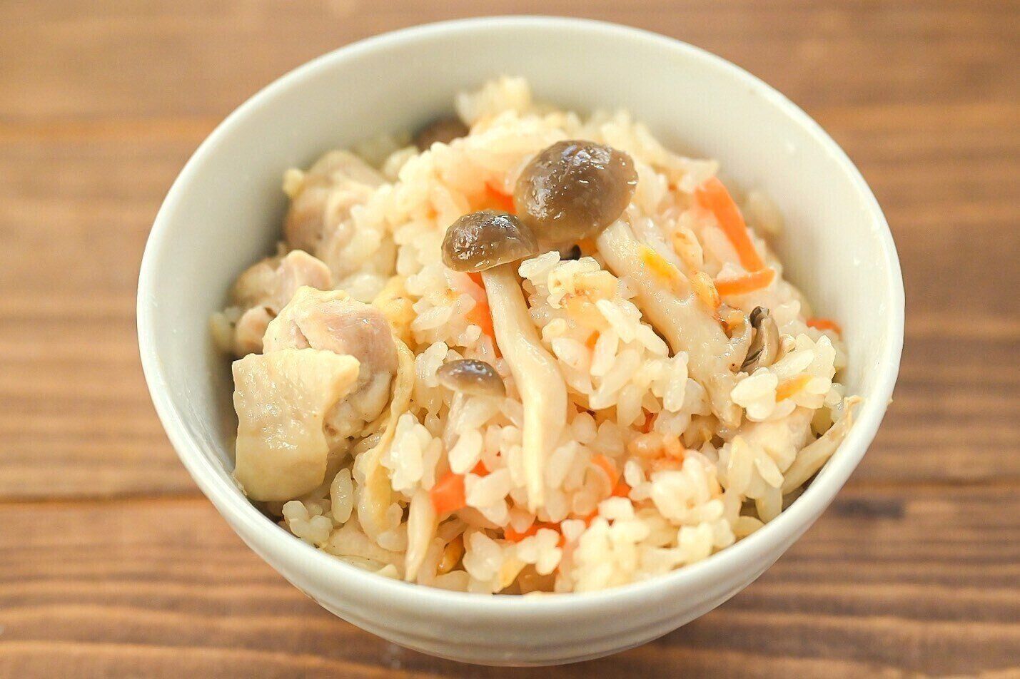 茶碗に入った牛肉だしの素の炊き込みごはん