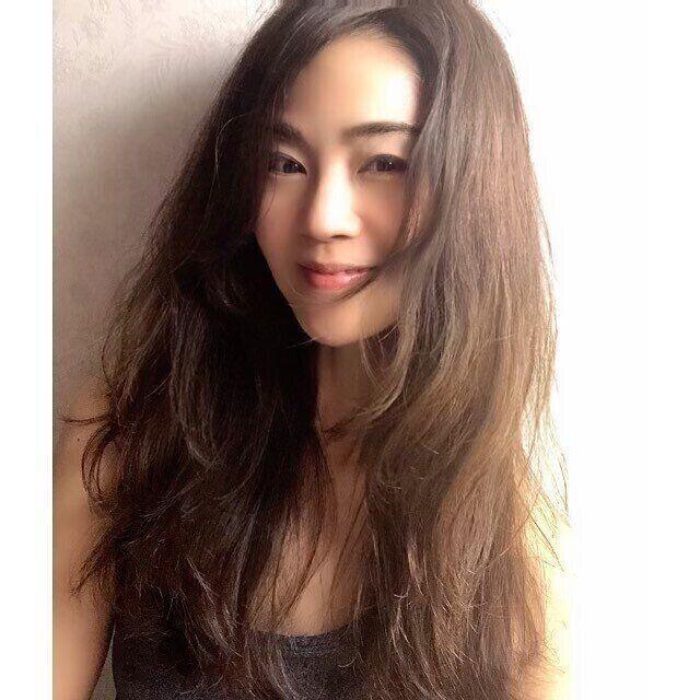 40代丸顔に似合うヘアスタイル 自然派ロングのボリューム感で小顔効果を