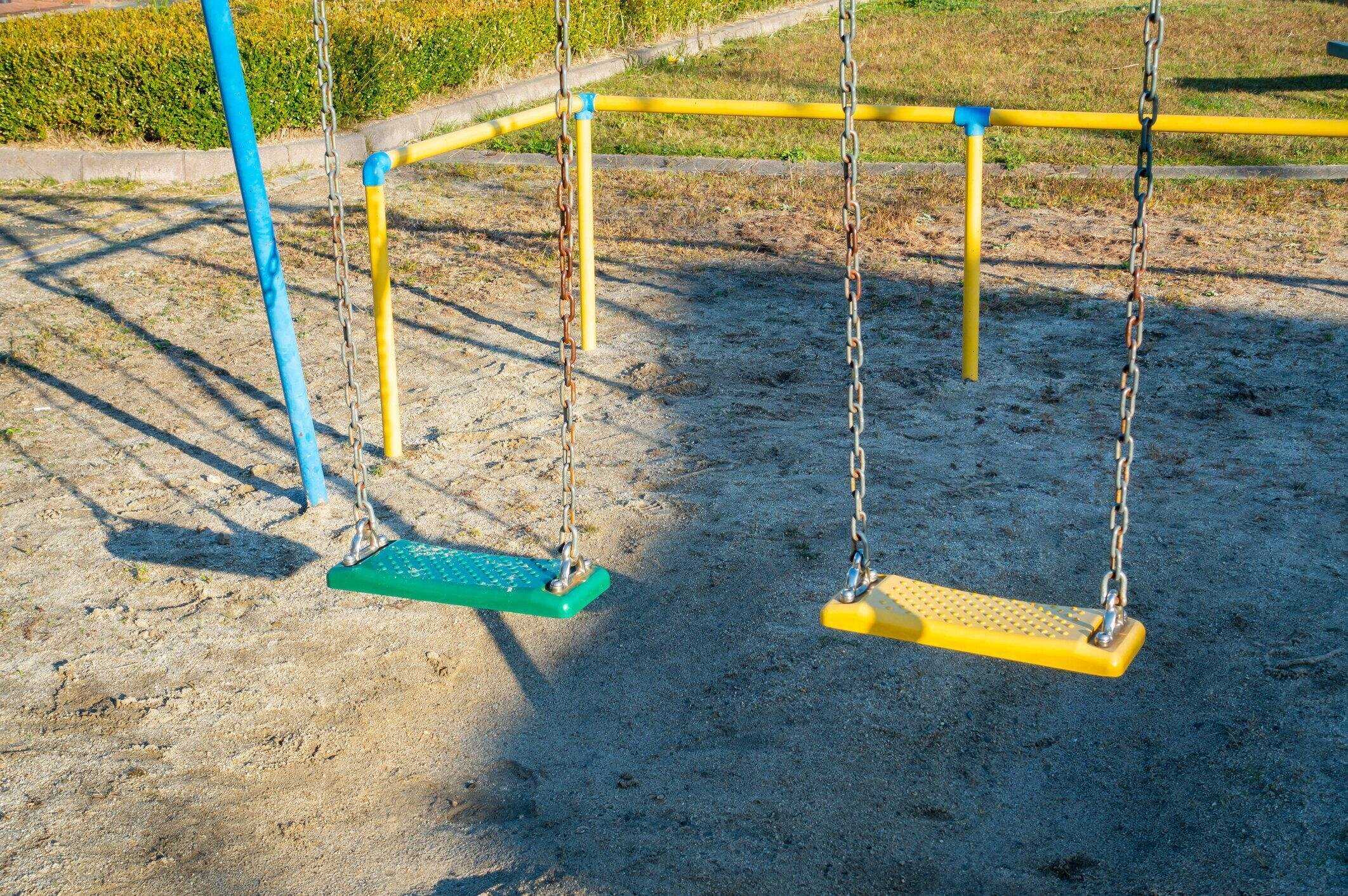 公園内の古いスイングの写真