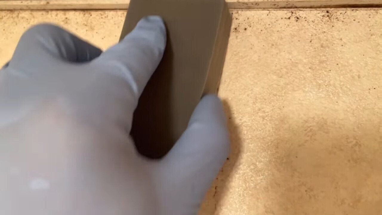 2．エアコンフィルター洗いで汚れをかきだす