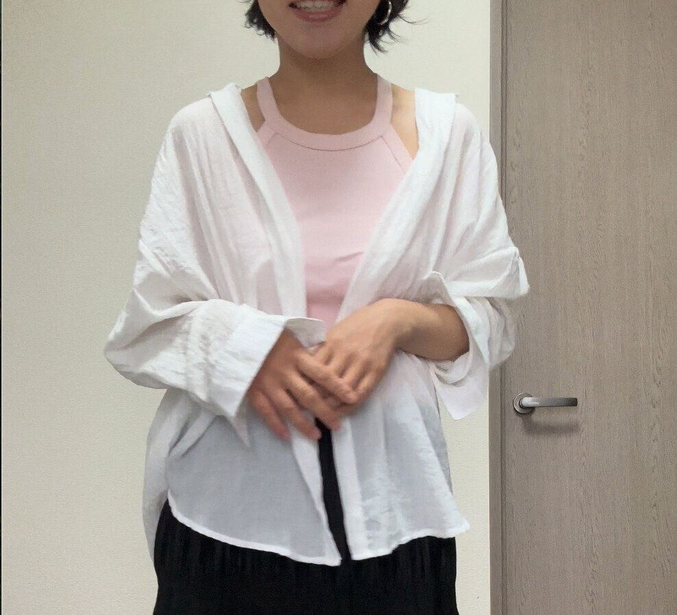 ホルターネックブラタンクトップとシャツのコーデ