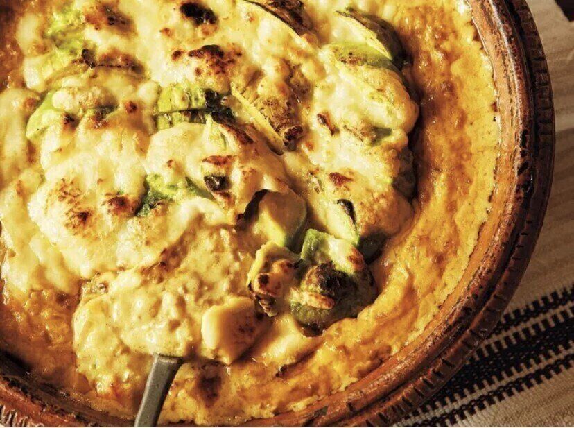 クリーミーな食感が最高！ひき肉とアボカドのカレーグラタン