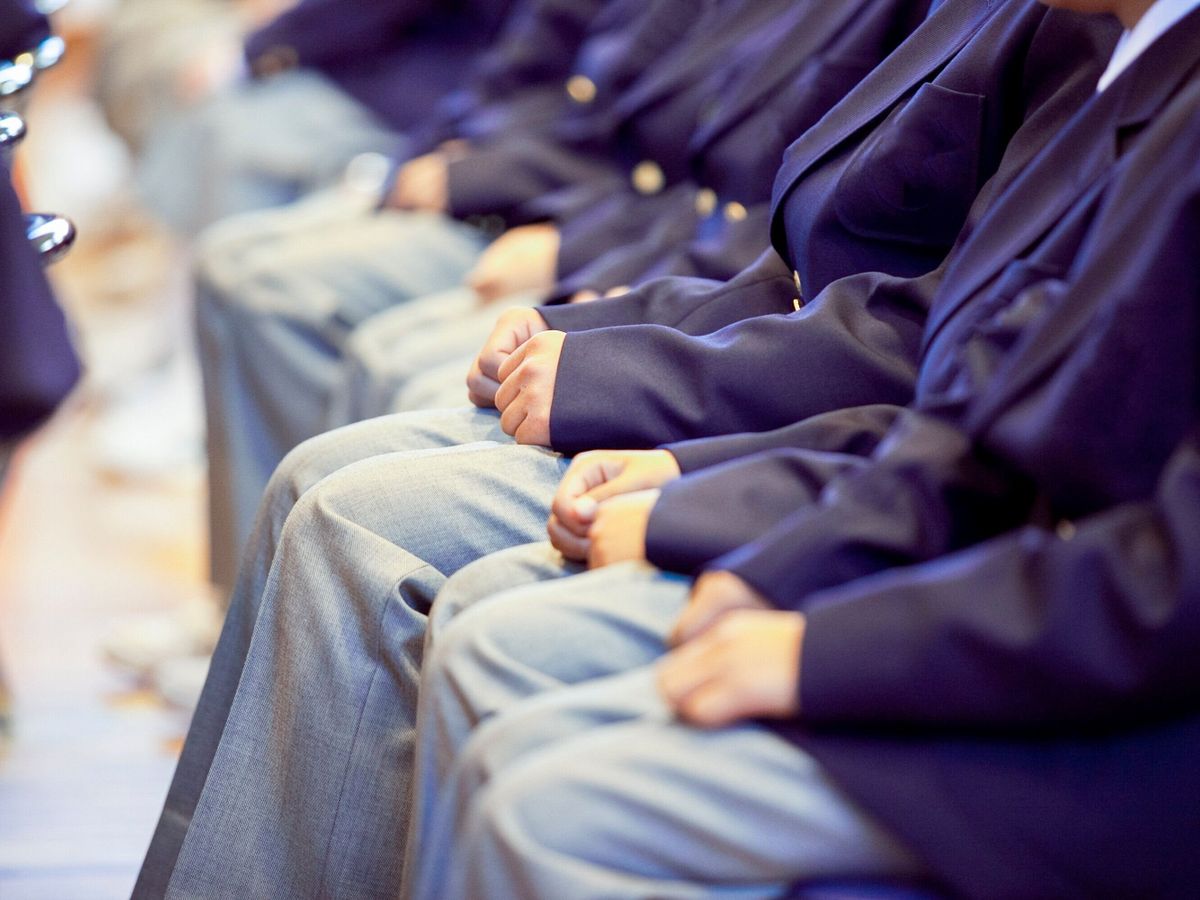 連続して座っている男子学生