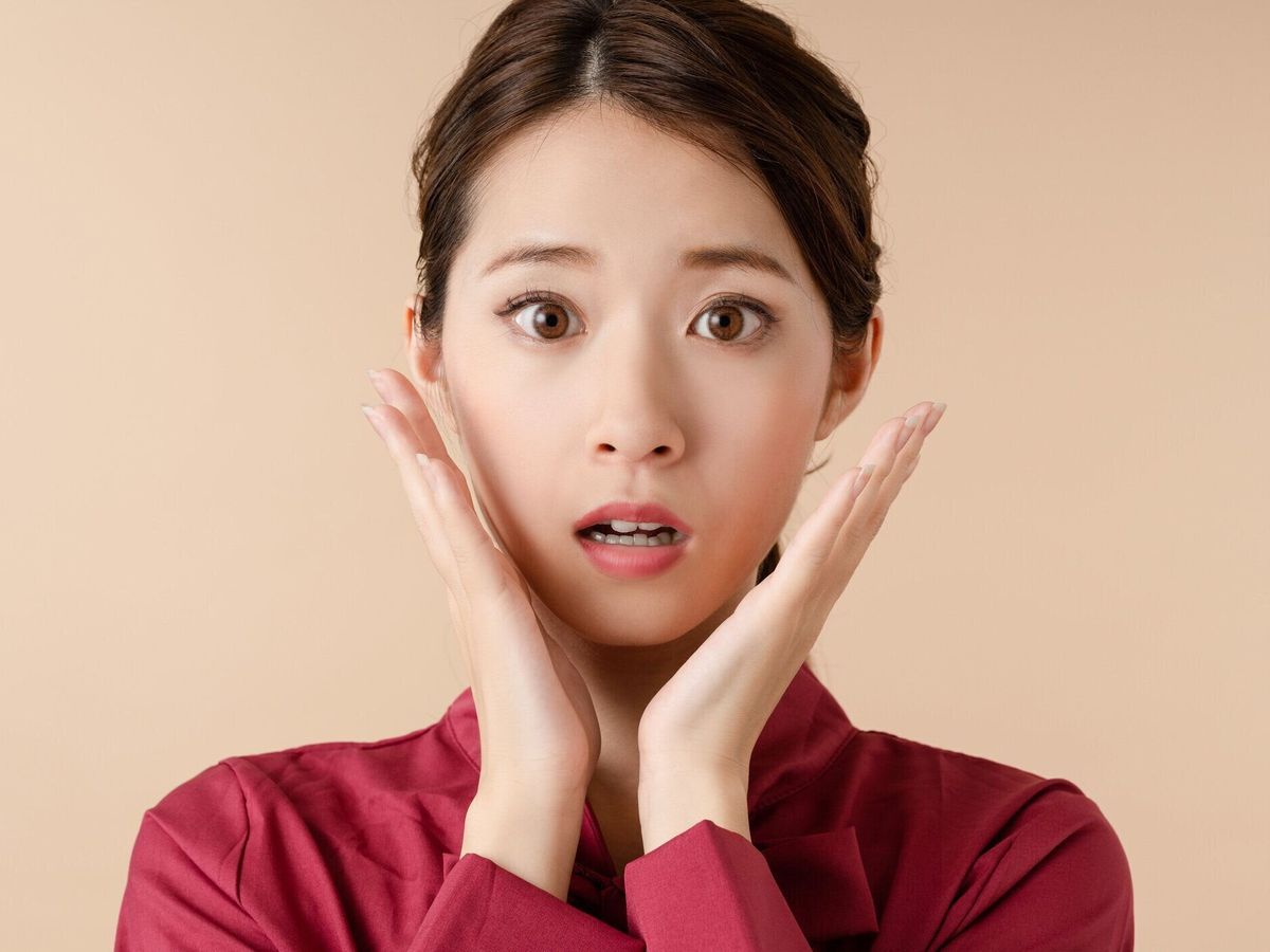 驚いた若い女性。