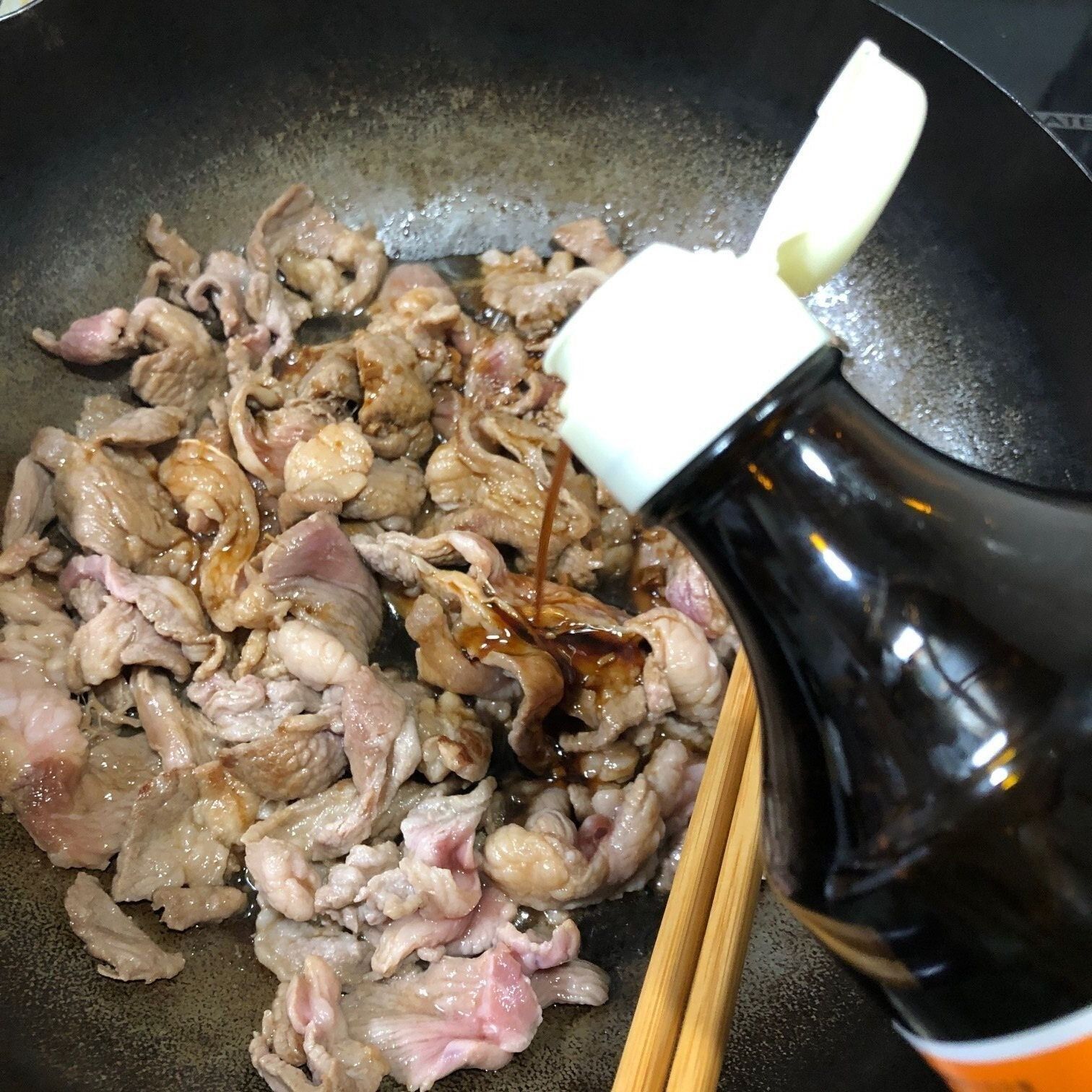 肉を焼く