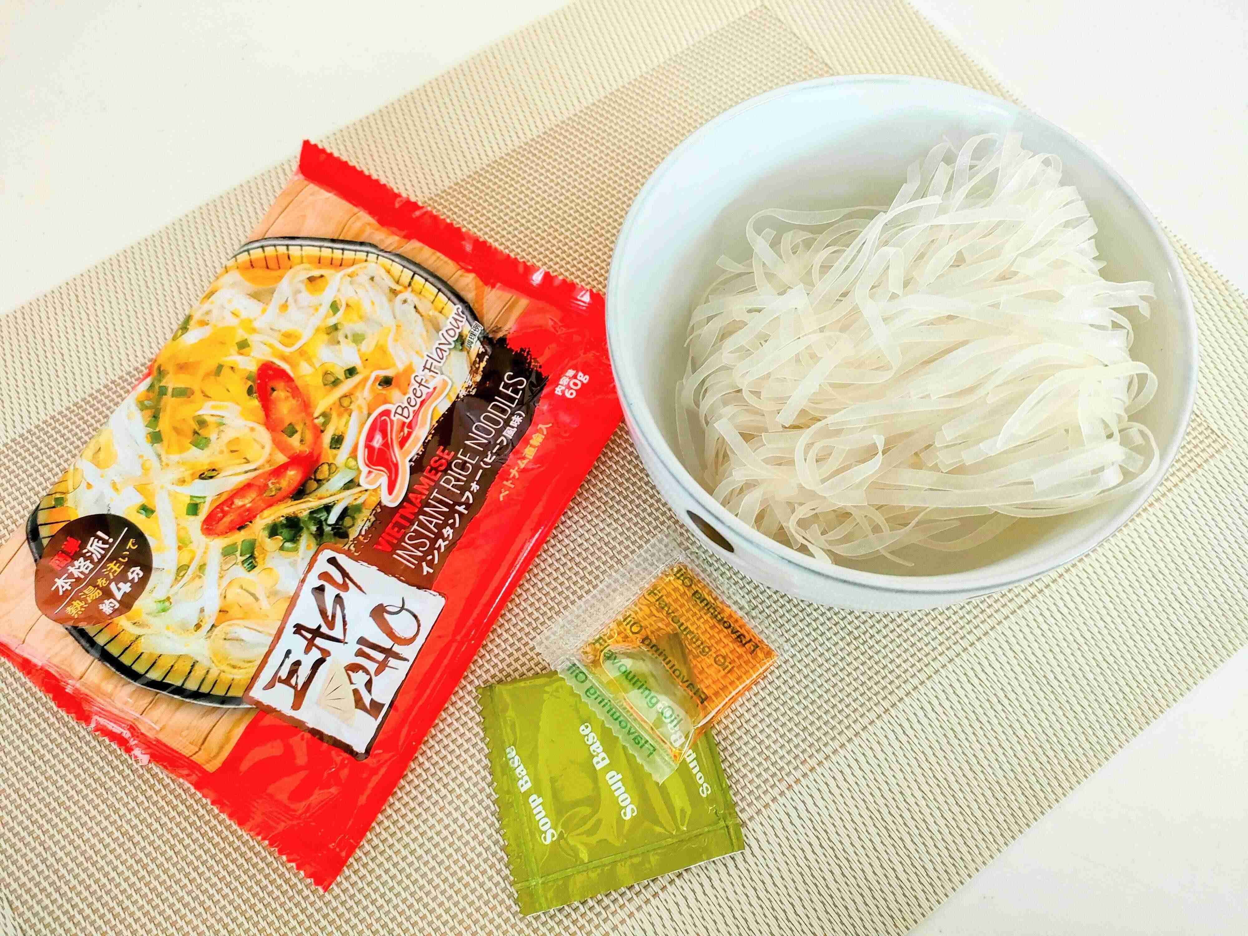 インスタントフォーの中身は麺とオイルとスープベース