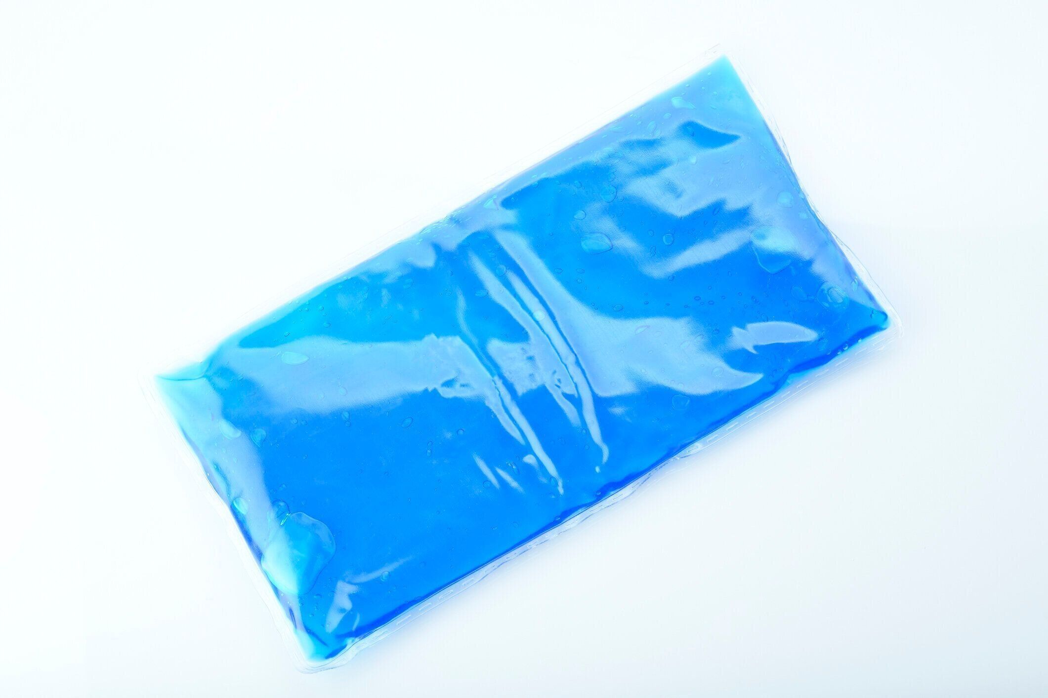 白い背景に分離された青の氷パックの健康: 平面図