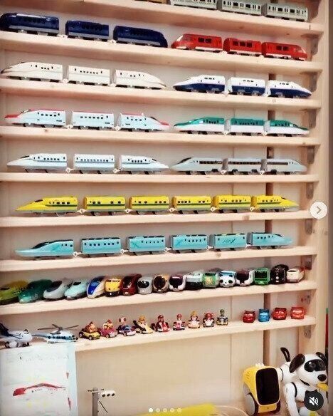 プラレール収納を壁に設置！