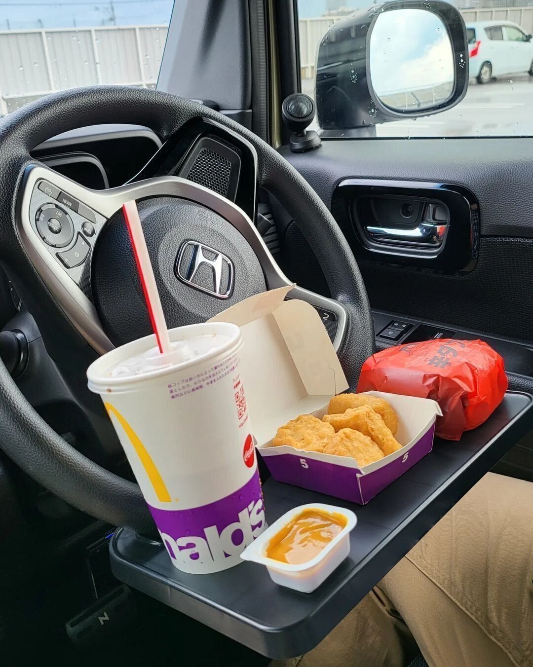 ダイソーの「車用ハンドルテーブル」