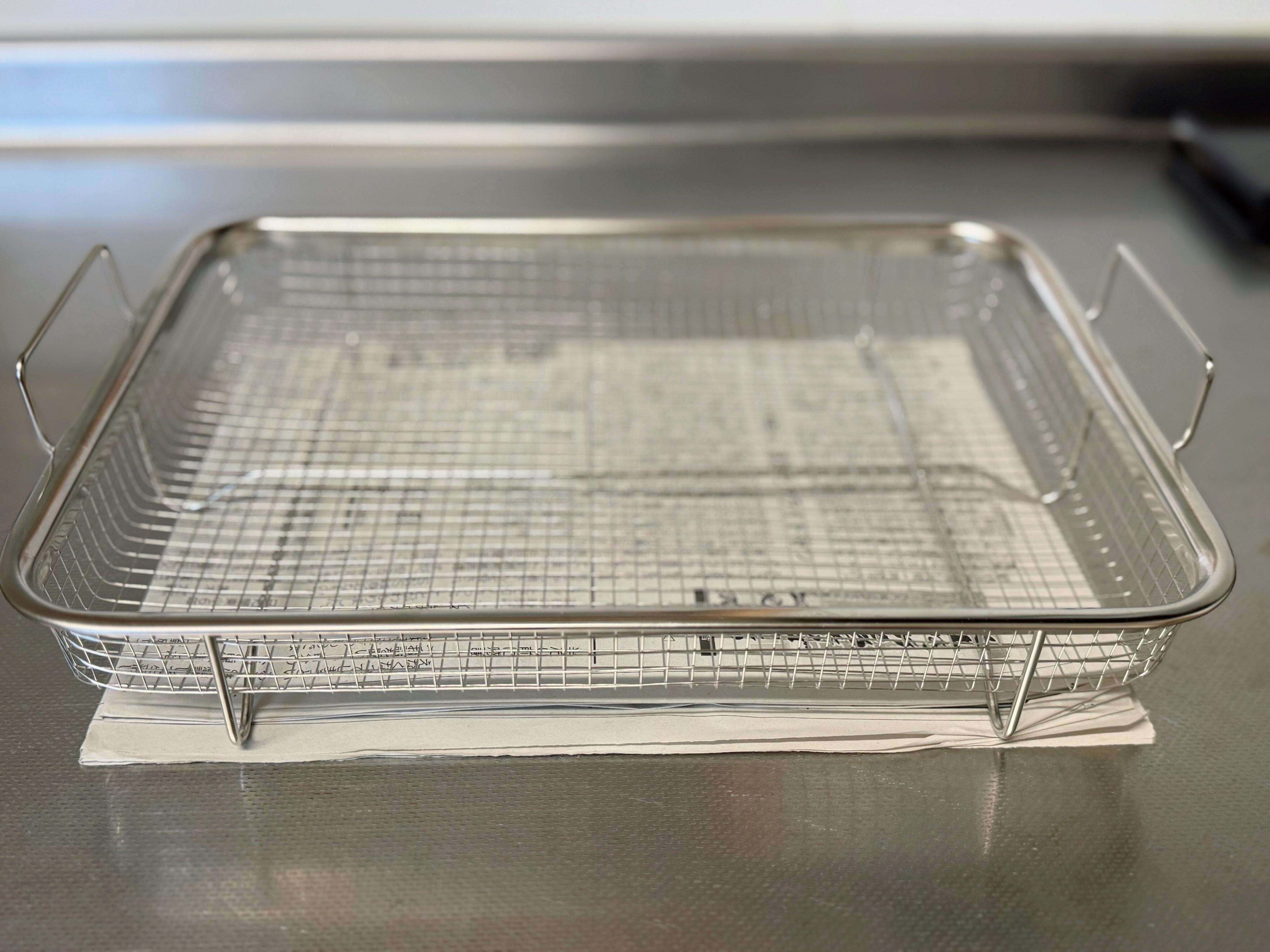 ポイント1．あし付きで底が油切りがしやすい