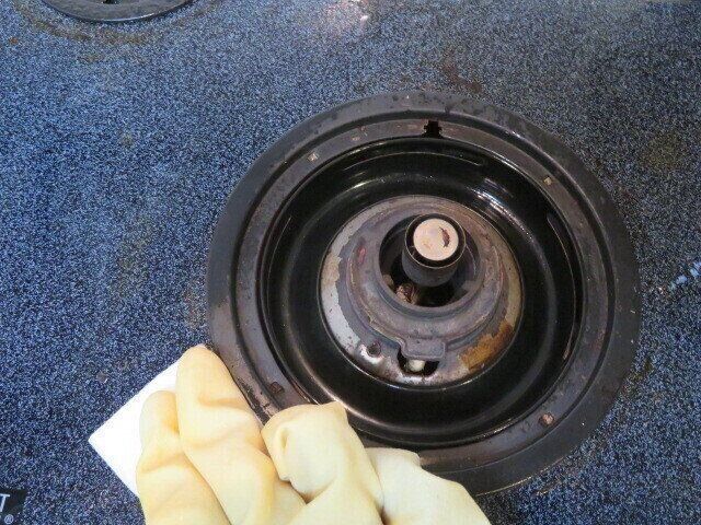 重曹水を含ませてコンロ周りをふく