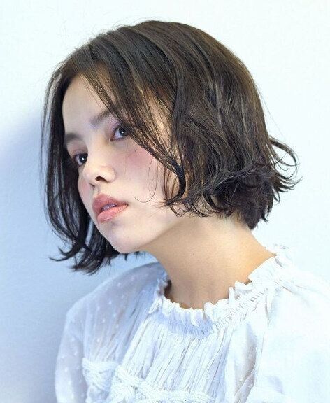 頬をウェーブでカバー！ちょっとかわいいエアリーボブ