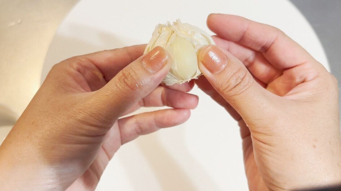 にんにくを皮から取り出す