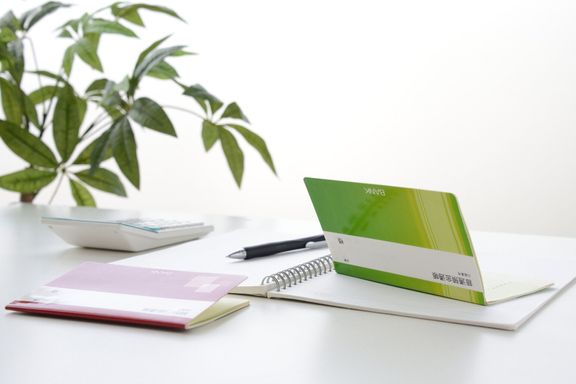 テーブルの上の日本の通帳と電卓