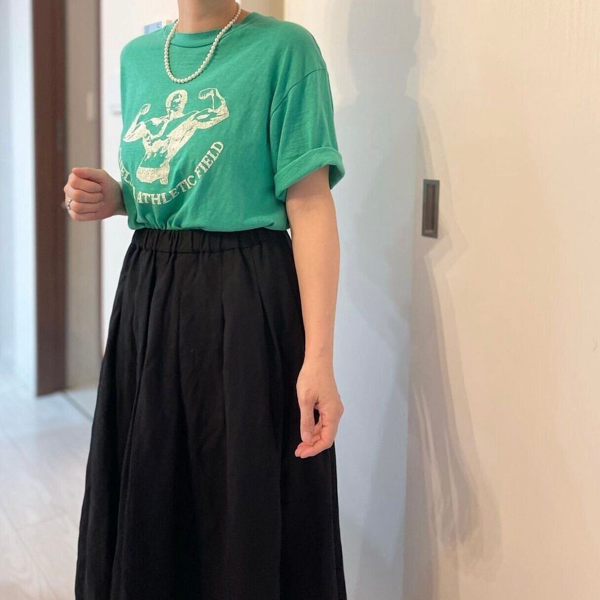グリーンTシャツと黒リネンスカートのコーディネート