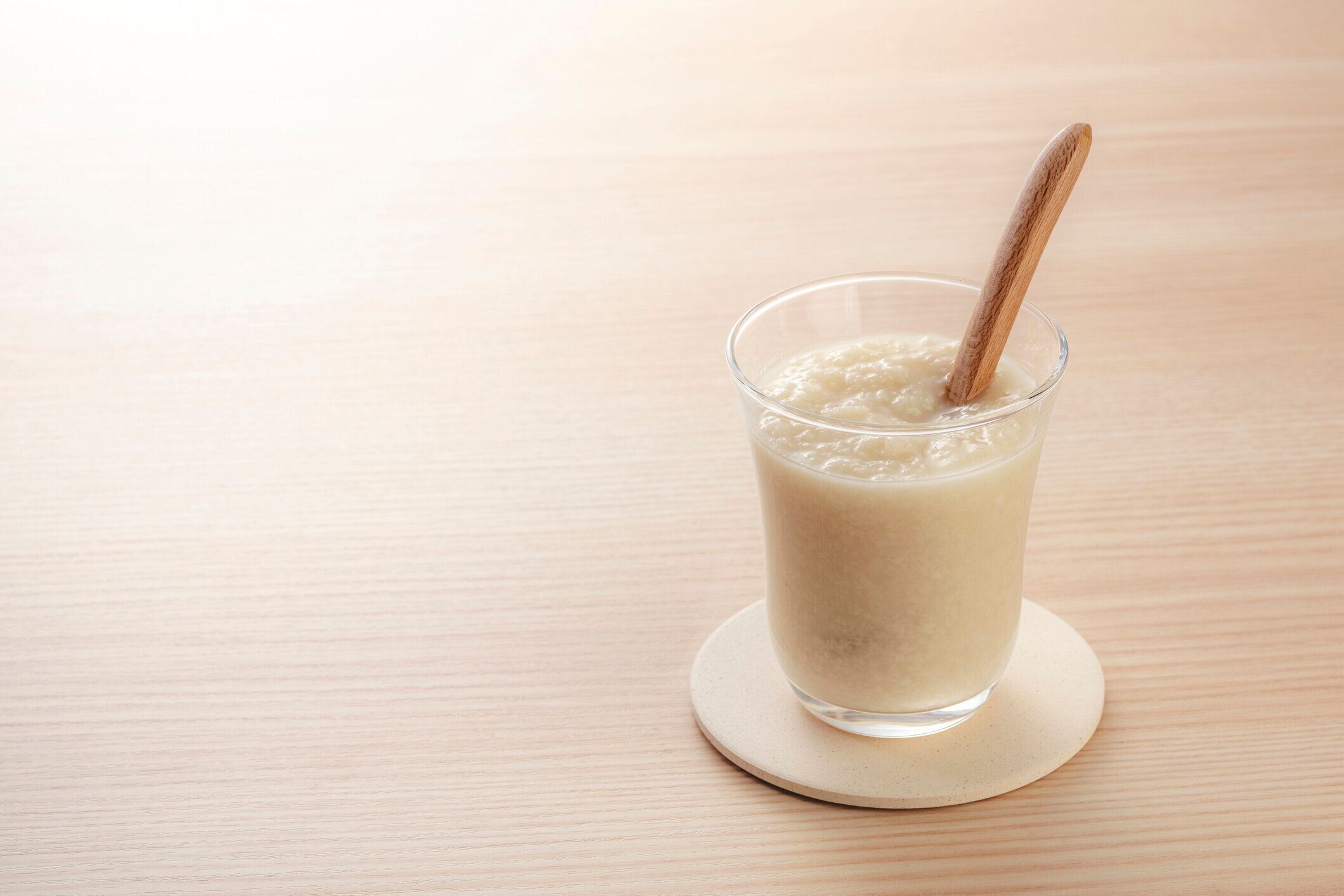 甘酒、発酵米から作られた日本の飲料の伝統的な甘い非アルコール酒