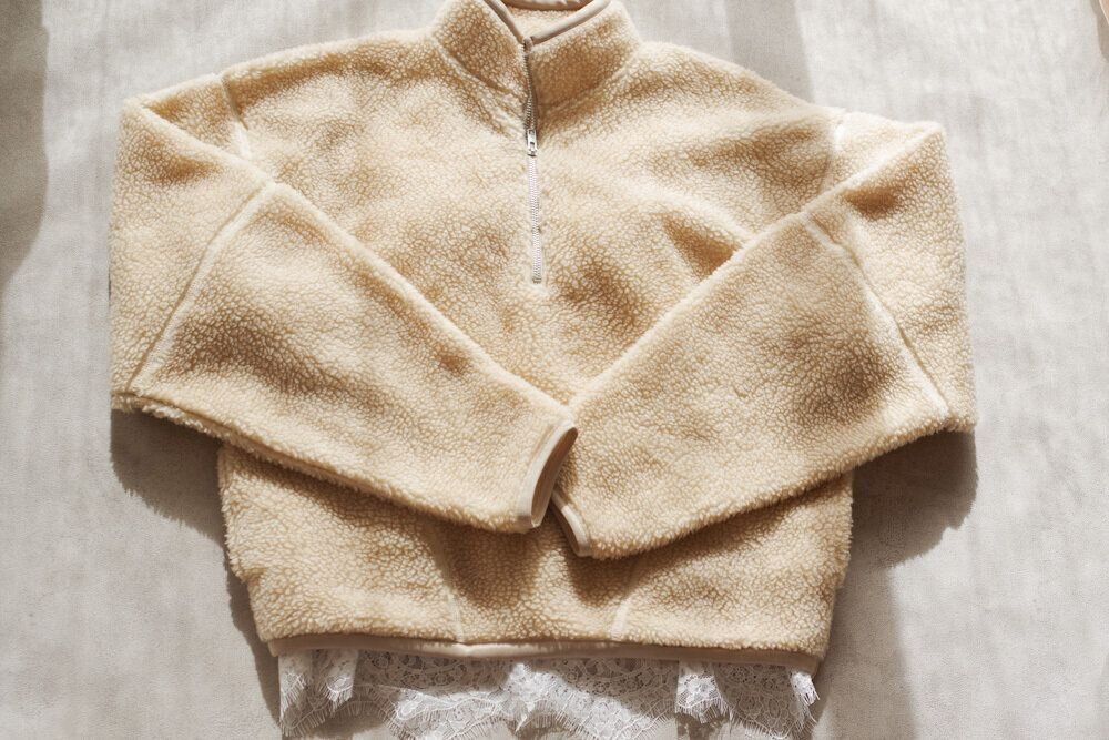 裾から見せると今っぽいアイテム「レースキャミソール」40代はこう着こなす！