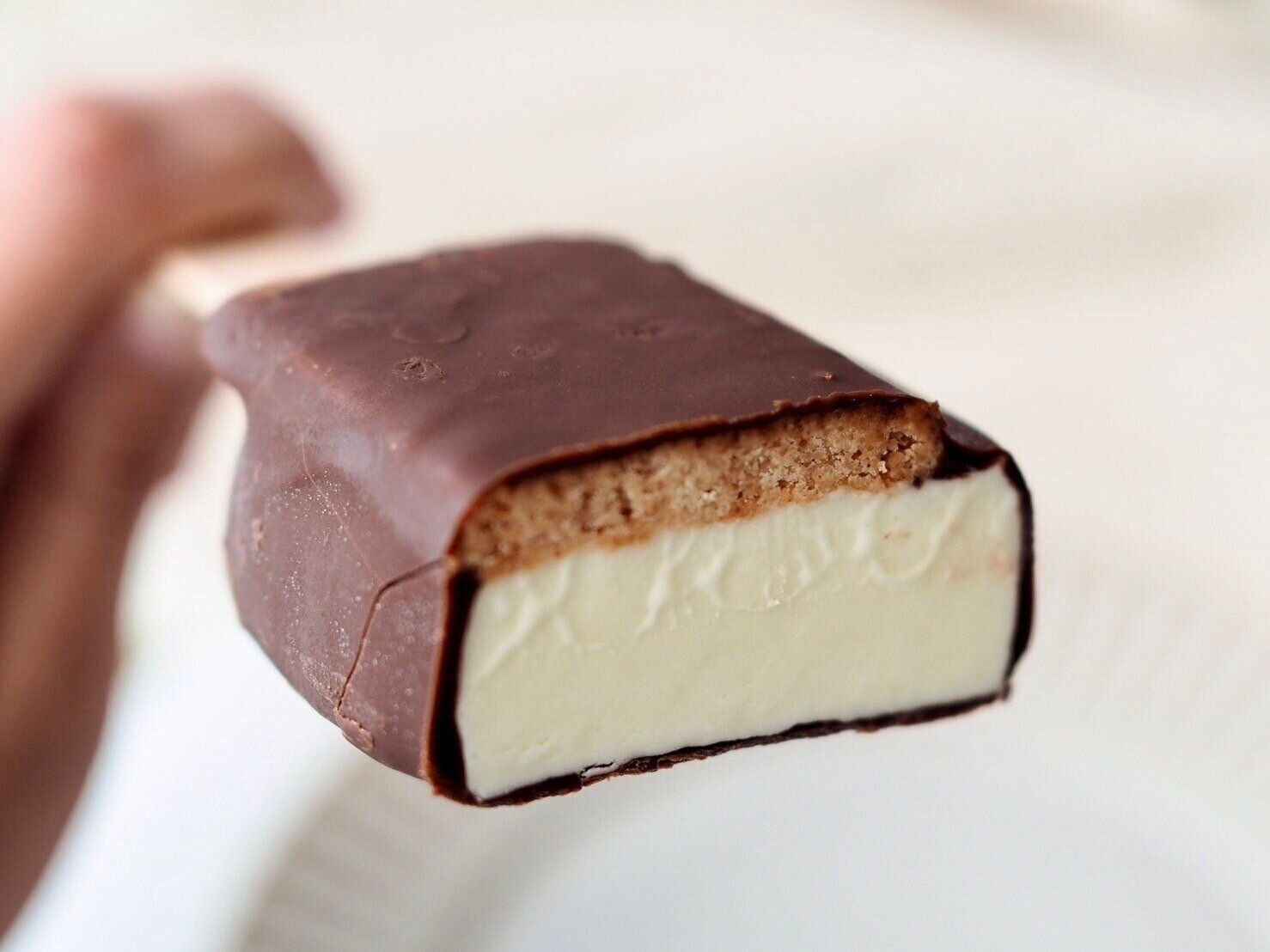 シャトレーゼ「クッキーオンアイス」断面写真