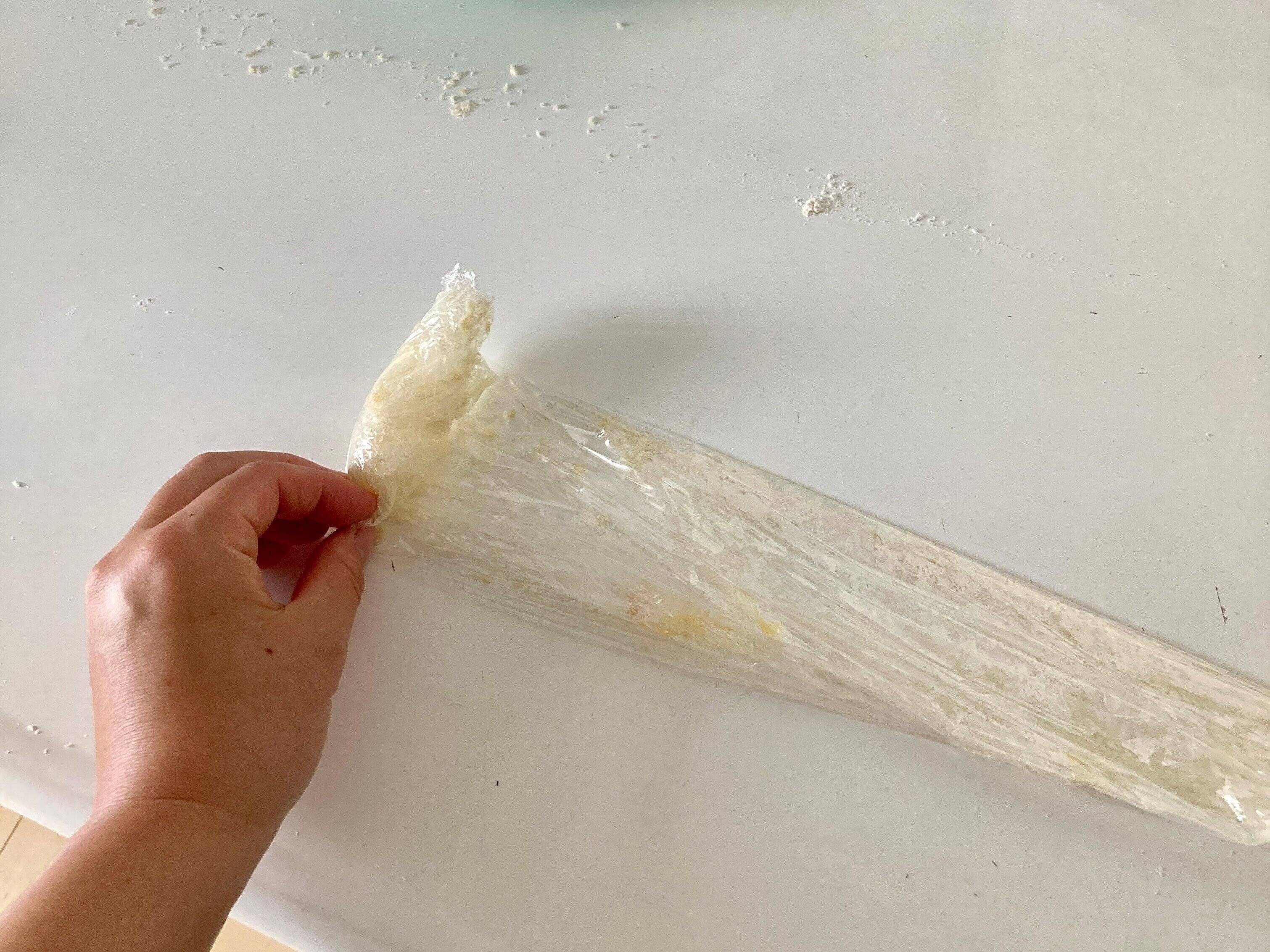 作業の終わったラップを丸めている