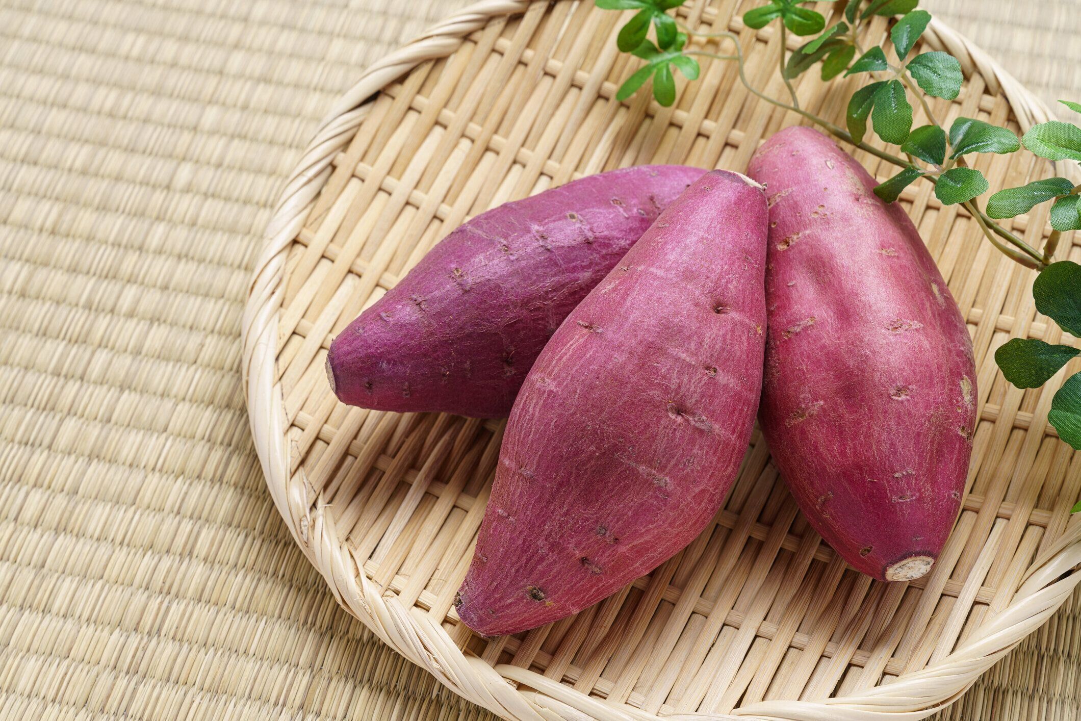 日本の竹かごにサツマイモ