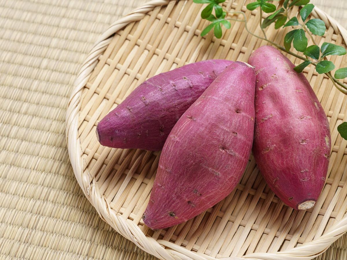 日本の竹かごにサツマイモ