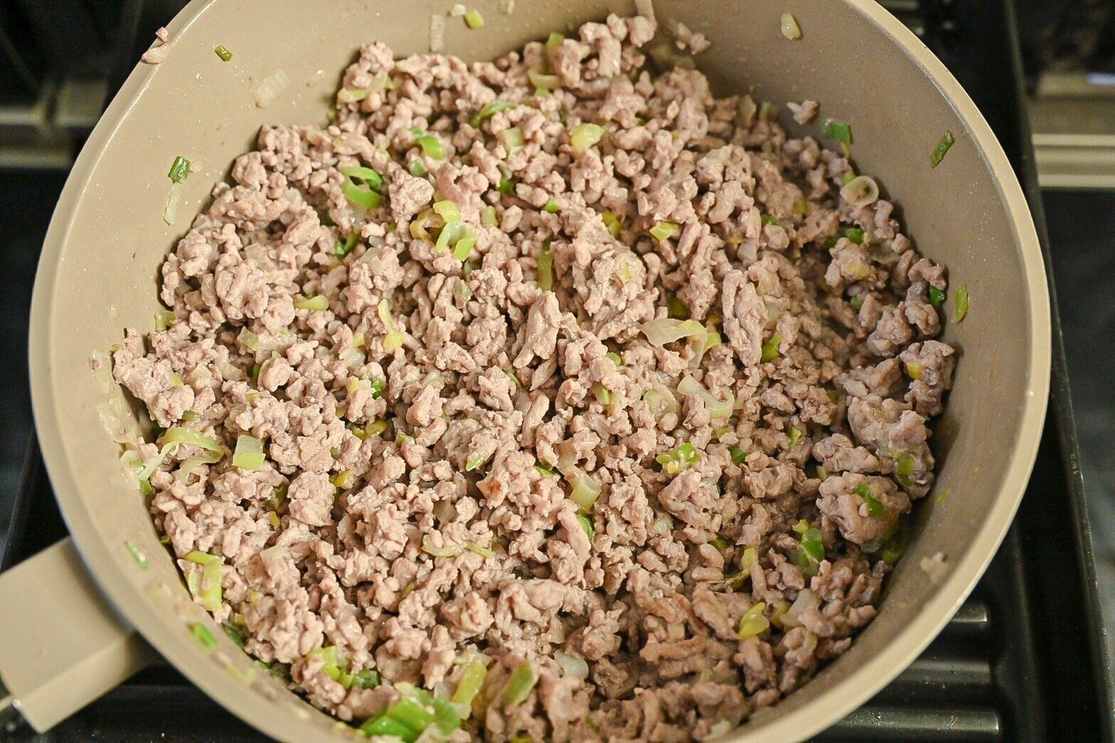 フライパンに入った炒めたひき肉と長ねぎ