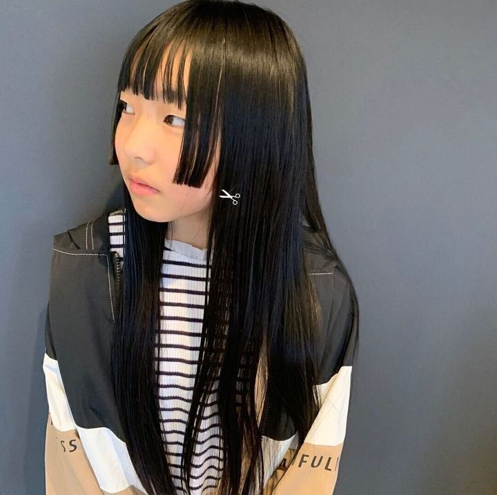 小学生女子も納得のキュートなヘアスタイル。サイドをぱつっと切った姫ロング