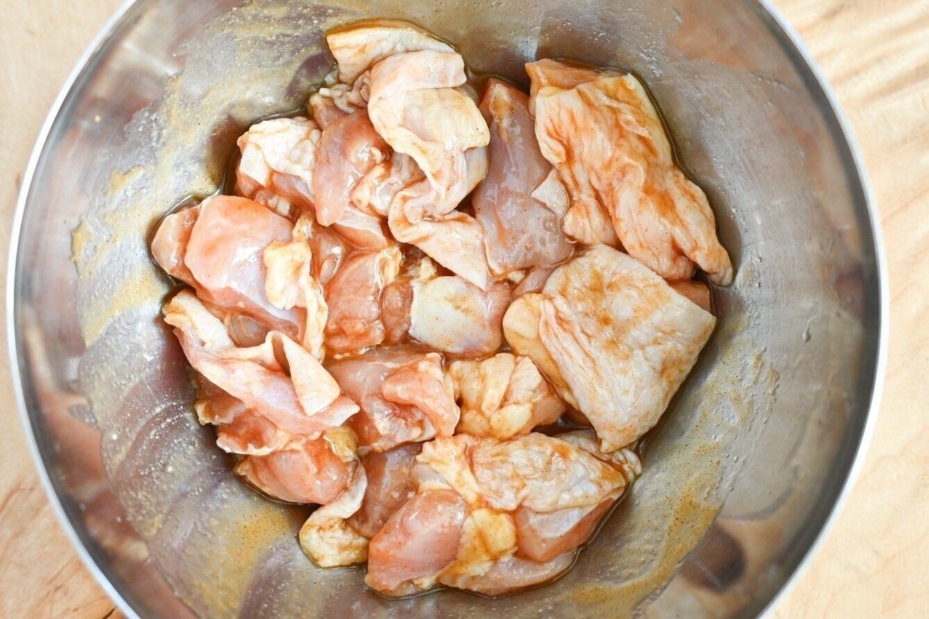 ボウルに入った下味を付けた鶏もも肉