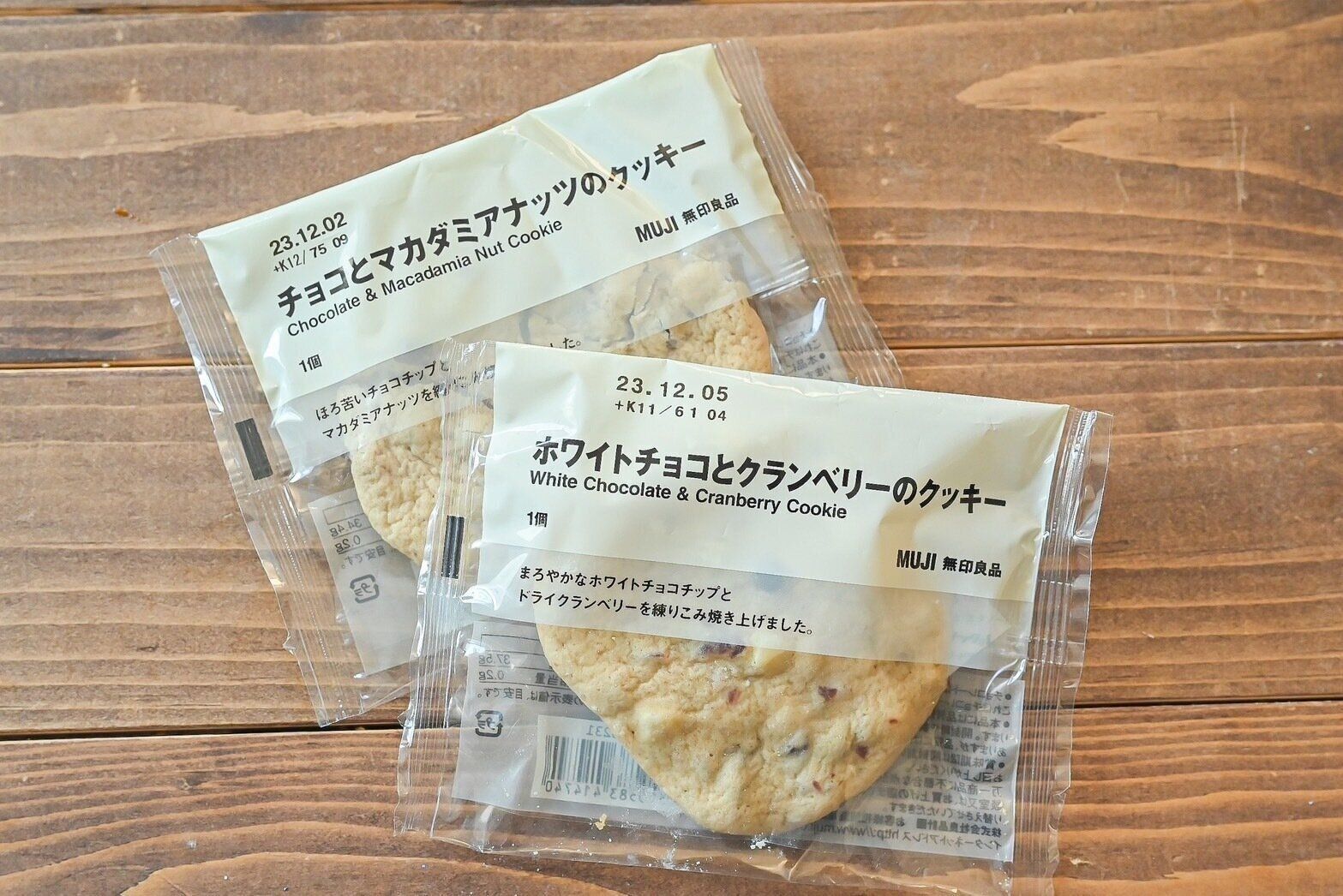 テーブルに置かれた2種類のクッキー